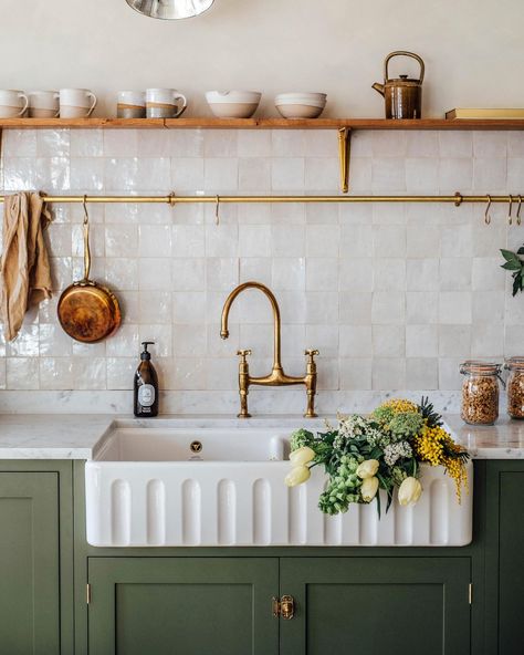 Dreamy Apartment, Arizona Kitchen, Classic English Kitchen, Kitchen Sanctuary, Country House Kitchen, Wall Cupboards, Belfast Sink, Devol Kitchens, Cosy Kitchen