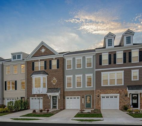 Nice Town House, Townhomes Bloxburg, Modern Town House Exterior, Luxury Townhouse Exterior, Townhome Curb Appeal, Townhouse Neighborhood, Townhomes Exterior, Maryland Townhouse, Aesthetic Townhouse