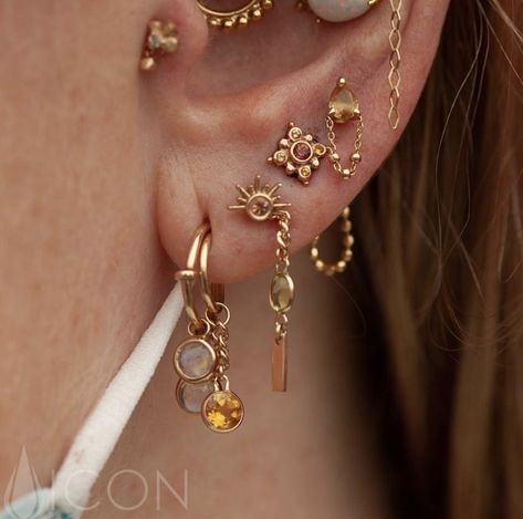 Lots Ear Piercings, Asymmetrical Ear Piercings, Ear Piercing Designs, Piercings Ears, Ear Piercing Curation, Ear Stacks, Earring Stacks, Curated Ear, Cool Ear Piercings