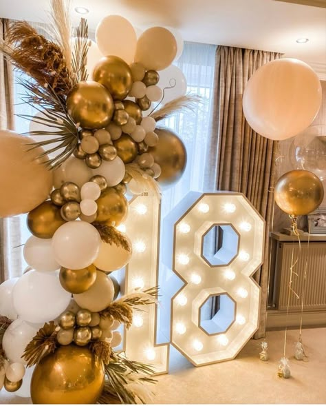 Gold 21st Birthday Decorations, 18th Birthday Decoration Ideas, 18th Birthday Party Decorations, Balloon Decoration At Home, Decor Photobooth, 18th Party Ideas, Gold Birthday Party Decorations, 18th Birthday Party Themes, 18th Birthday Decorations