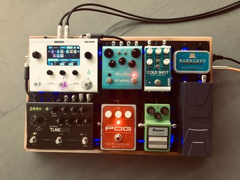 Pedalboard Pedalboard Aesthetic, Bass Pedalboard, Pedalboard Ideas, Diy Pedalboard, Pedalboard Setup, Micro Studio, Guitar Pedal Board, Pedal Boards, Pedal Board