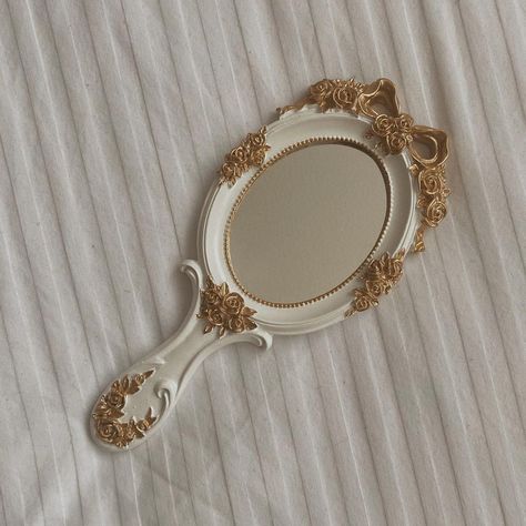 Princess Mirror Aesthetic, Pretty Hand Mirror, Royal Core Mirror, Victorian Mirror Aesthetic, Aesthetic Hand Mirror, Fancy Mirror Design, Hand Mirror Aesthetic, Vintage Mirror Aesthetic, Bridgerton Colin And Penelope