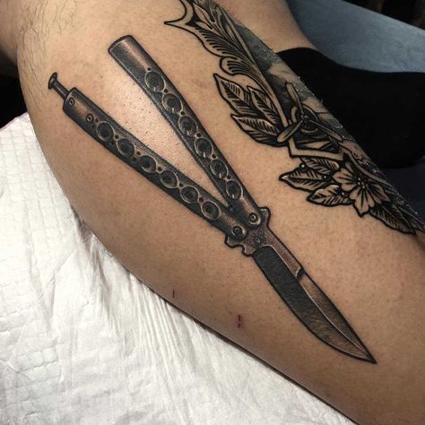 Traditional butterfly knife tattoo on the right calf Knife Sleeve Tattoo, Knife Tattoo On Leg, Tattoo Ideas Knife Design, Knife Arm Tattoo, Nifes Tatoos, Butterfly Knife Tattoo, Unique Butterfly Tattoos, Knife Tattoo, Butterfly Knife