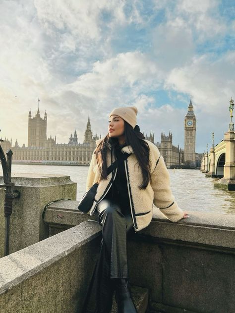 London Posing Ideas, Old Money London Aesthetic, Notting Hill Instagram Pictures, London Winter Photo Ideas, Poses In London, London Photo Ideas Instagram, Winter In London Outfits, London Inspo Pics, London Poses