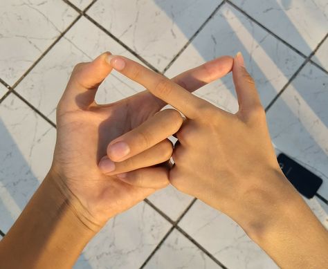 Friendship between cousins! Cousin Goals Pictures, Crush Core, Hand Poses, Wedding Photography Props, Guy Best Friend, Couple Hands, Happy Friendship, Hand Pictures, Boy Best Friend