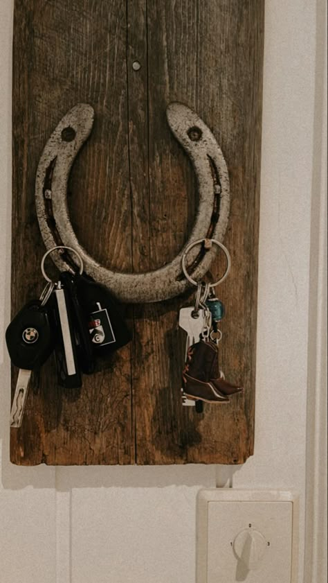 Western Key Holder, Horseshoe Key Holder, Diy Wood Key Holder, Keyholders Diy, Diy Keyholder, Western House, Antique Mirror Frame, Horseshoe Crafts Projects, Key Holder Diy