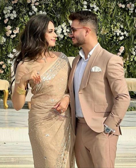 Twining Dress For Couple, Suit And Saree Couple Poses, Suit And Saree Couple, Twining Outfits For Couples, Desi Couple Outfits, Couple In Saree, Vintage Suits Men, Engagement Clothes For Couple, Couple Dress Matching