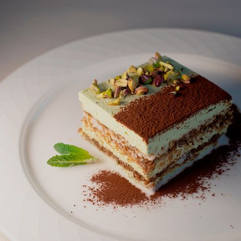 Prepara un delicioso tiramisú de chocolate, pistacho y Mascarpone Galbani. Perfecto para compartir Tiramisu Plating Ideas, Tiramisu Plating, Baking Supplies Storage, Dessert Cup, Dessert Plating, Tiramisu Cake, Fancy Desserts, Bread And Pastries, Dessert Cups