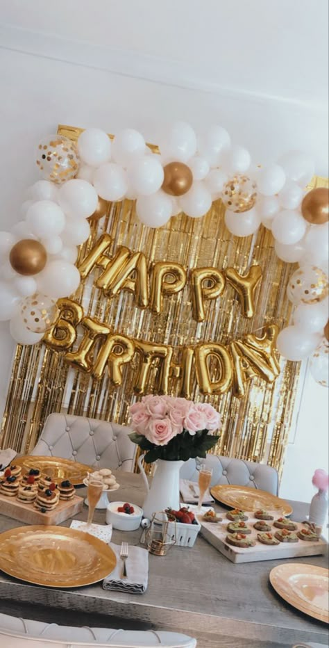 Gold Theme Birthday, Golden Birthday Parties, Surprise Birthday Decorations, 18th Birthday Decorations, Moms 50th Birthday, Deco Ballon, Happy Birthday Decor, Simple Birthday Decorations, Birthday Party Theme Decorations