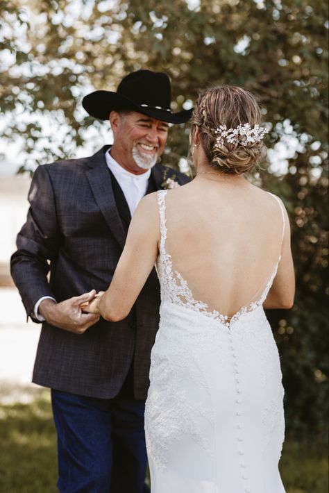 Father daughter first look. Western wedding father of the bride Rustic Father Of The Bride Attire, Western Father Of The Bride Attire, Father Of The Bride Attire Country, Father Of The Bride Attire Jeans, Father Of The Bride Outfit Casual, Father Of The Groom Attire, Dad First Look Wedding, Bride And Father Of The Bride Photos, Father Of Bride First Look