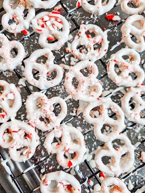 White Chocolate Peppermint Pretzels Peppermint Pretzels Christmas, White Almond Bark Pretzels, Peppermint Bark Pretzel Bites, Peppermint Bark Pretzels, White Chocolate Peppermint Pretzels, Pretzel Christmas Trees, Peppermint Pretzels, Pretzel Christmas, Easy Christmas Treat