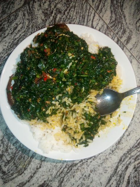 Vegetable sauce and rice #food #sauce #nigeria Foods Aesthetics, Nigeria Celebrities, Gift Snapchat, Nigeria Food, Stews Recipes, Night Wears, Food House, Fruit Ideas, African Dishes