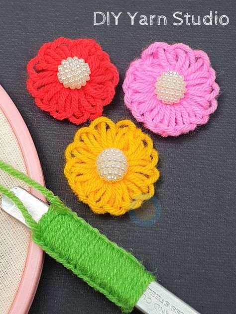 Woolen Flower Making, Loom Flowers, Flower Loom, Woolen Flower, Wool Ideas, Woolen Craft, Baby Headbands Crochet, Embroidery Lessons, Yarn Flowers