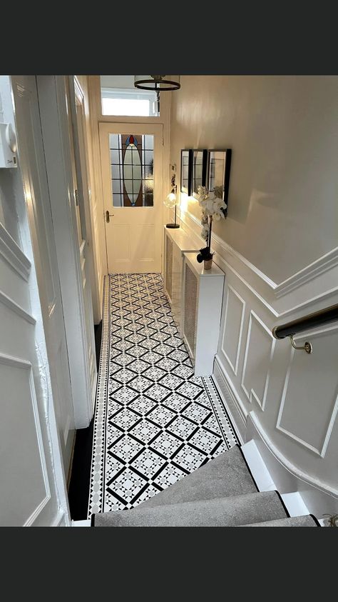 Staircase Victorian, Victorian Terrace Hallway, Terrace House Interior, Edwardian Hallway, Black And White Hallway, Stairs And Hallway Ideas, Victorian Terrace Interior, Hall Tiles, Victorian House Interiors