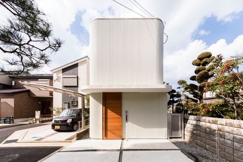 Melt House / SAI Architectural Design Office | ArchDaily Wooden Door Entrance, Commercial And Office Architecture, Minimalist Japanese, Japanese Home, Dry Garden, Design Page, Clerestory Windows, Curved Walls, Balcony Furniture