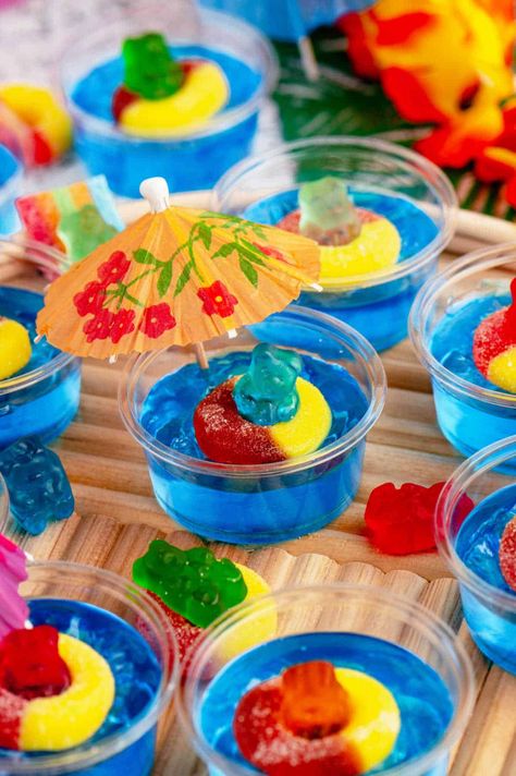 Pool Party Jello Shots With Gummy Bears, Cute Party Snack Ideas, Shark Jello Shots, Beach Party Snack Ideas, Color Party Blue Food Ideas, Bbq Summer Party, Cute Pool Party Ideas, Summer Pool Party Desserts, Fun Pool Party Ideas