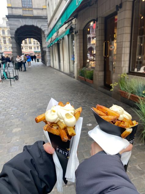 Tradion made fries 🍟. Pss… they were delicious. Best ones in Brussel. You can even choose which kind of saus your want. We chose traditional mayonaise and truffel mayonaise. 📍Karel Bulsstreet 10, 1000 Brussel, Belgium Bruge Belgium Aesthetic, Brussels Photos Ideas, Bruges Belgium Aesthetic, Brussels Life, Brussels Belgium Aesthetic, Belgium Fries, Brussels Aesthetic, Belgium Aesthetic, Belgium Trip