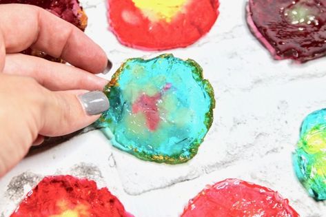 agate rock candy slice | edible agate slices | jolly rancher geodes Rock Candy Decorations, Edible Geode, Amethyst Cake, Two The Moon Birthday Party, Moon Birthday Party, Gemstone Party, Jello Art, Teacher Cart, Birthday Cake Tutorial