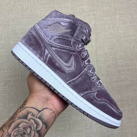 Jordan 1 Mid Purple Smoke Satin Women 7. Brand New In Box 100% Authentic. Fast Shipping All Sales Final Nike Air Vapormax 2019, White Running Shoes, Pink Running Shoes, Nike Air Force Ones, Nike Air Max For Women, Pink Nikes, Nike Flyknit, Grey Nikes, New Nike Air