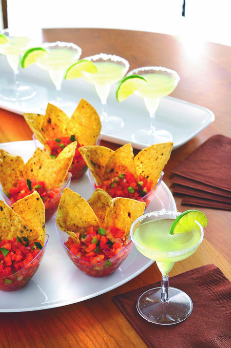 Party Appetizers: Salsa in a small cup with a couple of chips. Wedding Appetizers, Läcker Mat, Chips And Salsa, Shower Food, Snacks Für Party, Buffet Food, Baby Shower Food, Party Food Appetizers, Food Platters