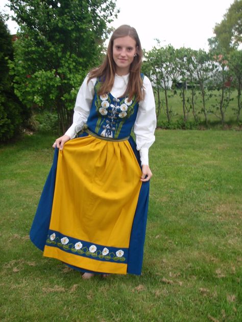 Traditional Costumes of Sweden | The Swedish national costume Swedish Fashion Women, Swedish Outfit, Swedish Dress, Swedish Clothing, Swedish Women, Stockholm Fashion Week, Swedish Girls, Swedish Fashion, National Dress