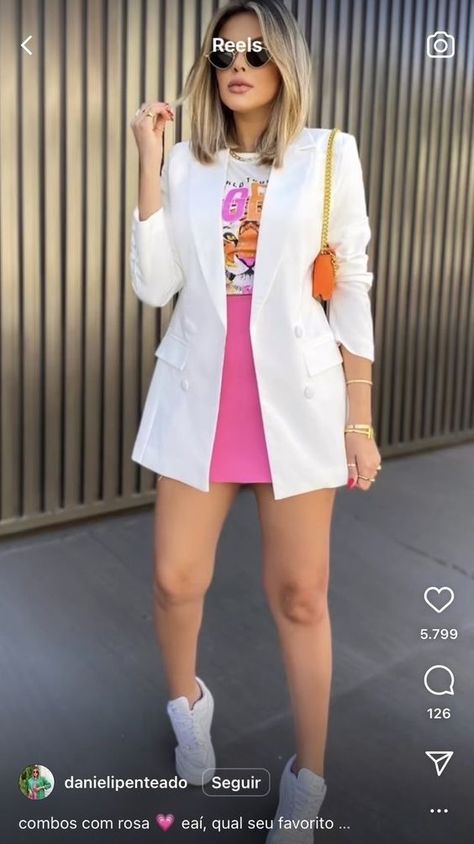 Tshirt Dress Blazer Outfit, Happy Hour Chic Outfit, Standup Comedy Outfit, Outfit Vestido Y Tenis, Short Rosado Outfit, Chic Spring Outfits 2023, Outfit Primavera 2023, Vegas Outfit Ideas Spring, Chique Outfits