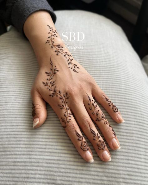 London Henna Artist | Simple henna can still be cute! 📥 𝐇𝐎𝐖 𝐓𝐎 𝐁𝐎𝐎𝐊: Email: 𝐡𝐞𝐧𝐧𝐚.𝐬𝐛𝐝＠𝐠𝐦𝐚𝐢𝐥.𝐜𝐨𝐦 𝟏) Date 𝟐) Postcode (London UK only) 𝟑) No. of guests/Bridal 𝟒)… | Instagram Simple Finger Mehendi Designs, Henna Design Hand, Henna Design Simple, Mehndi Practice, Simple Henna Designs Hand, Baat Pakki, Henna Hand Designs, Small Henna Designs, Indian Henna Designs