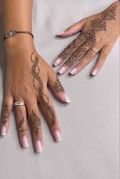 Eid Nails 2024, Simple Mehndi Arabic Designs, Turkish Henna Design, Henna Tatoos Ideas Arm, Modele Henne Main Simple, Henna Nails Design, Henne Simple Main, Modele Henna Simple, Model Henna Simple