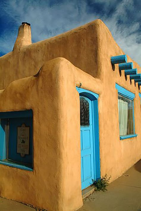 indian adobe house pictures blue door | Adobe Homes Modern Adobe House Exterior, Adobe House Exterior, Modern Adobe House, Adobe House Plans, Modern Adobe, Adobe Houses, Adobe Homes, Casa Hobbit, New Mexico Style