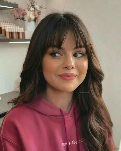 Wispy Bangs Selena Gomez, Selena Gomez Hair With Bangs, Selena Gomez Bob With Bangs, Bangs Hairstyle For Round Faces, Indian Men Hair Colour Ideas, Fall 2023 Hair Trends Haircuts Round Face, Bangs Eyebrow Length, Fringe For Small Forehead, Round Face Bangs Long Hair