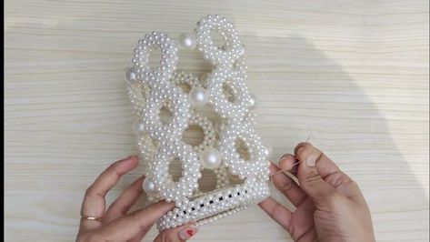 Diy Pearl Bag, Handmade Flowers Tutorial, Pearl Purse, Hand Beaded Bag, Purse Collection, Diy Beaded Bracelets, Bead Weaving Tutorials, Diy Bag Designs, Pearls Earrings