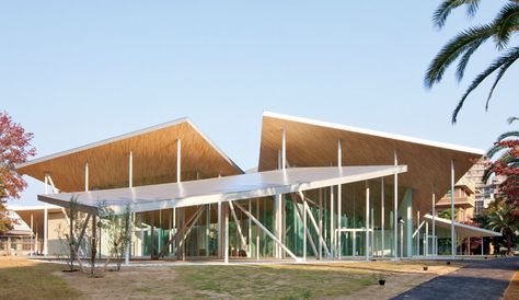 SANAA places junko fukutake hall beneath angled steel roof canopies - designboom | architecture Hotel Canopy, Modern Roofing, Canopy Architecture, Canopy Bedroom, Fibreglass Roof, Backyard Canopy, Garden Canopy, Steel Roofing, Roof Architecture