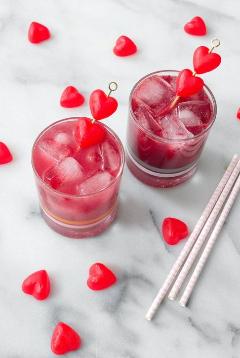 Valentines Drinks Alcoholic, Galentines Cocktails, Milkshake Recipe Strawberry, Valentine Drinks, Valentine Cocktails, Float Recipes, Broma Bakery, Mule Recipe, Drinks Party