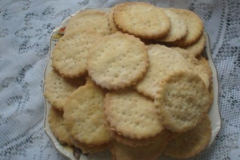 Water Crackers Recipe, Catering Food Displays, Water Crackers, Savoury Biscuits, Cheese Platter, Diet Snacks, Cracker Recipes, Veggie Tray, Cuban Recipes