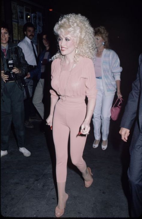 Even Dolly's most low-key look is a look. Dolly Parton Tattoos, Dolly Parton Kenny Rogers, Dolly Parton Costume, Dolly Parton Quotes, Dolly Parton Pictures, Hello Dolly, Dolly Parton, Sense Of Humor, Hollywood Glamour