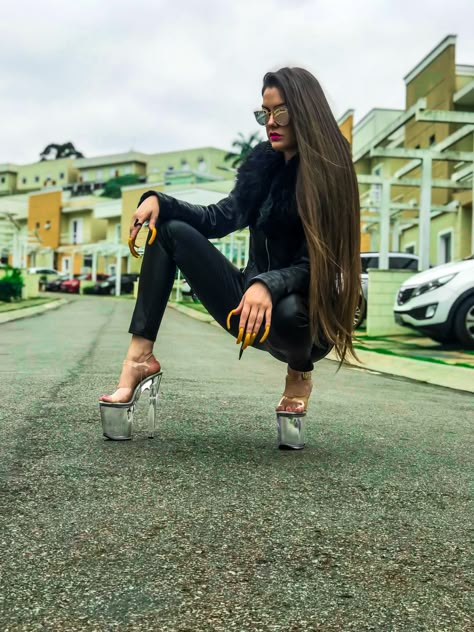 Extreme High Heel Shoes, Very Long Nails, Heels Ideas, Long Natural Nails, Long Fingernails, Long Toenails, Curved Nails, Extreme High Heels, Exotic Nails