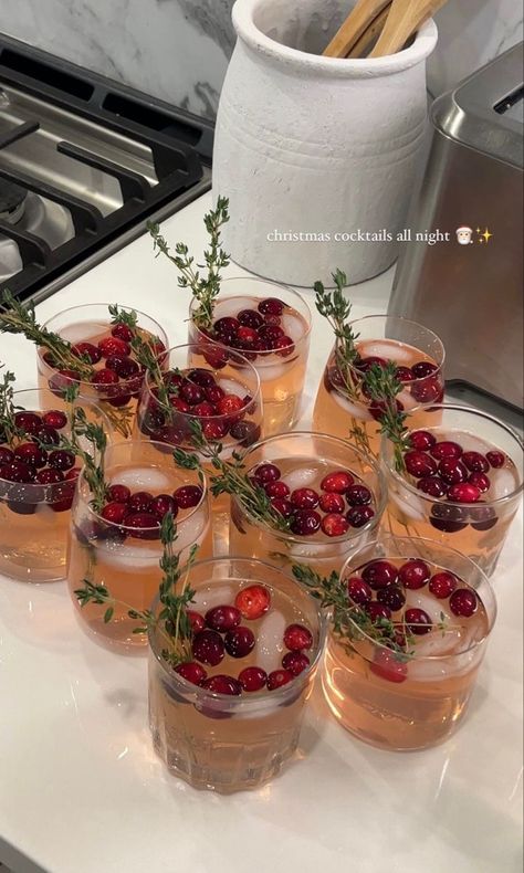 Christmas Dreaming, Xmas Dinner, Christmas Dinner Party, Hosting Christmas, Think Food, Christmas Feeling, Christmas Inspo, Christmas Cocktails, Christmas Drinks