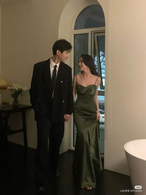 Dresses Satin Long, Green Long Prom Dress, Mermaid Green, Prom Couples, Prom Poses, Dresses Satin, Mermaid Evening Gown, Prom Photos, Long Prom Dresses