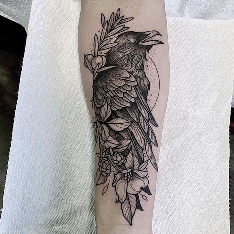 Raven Tattoo Feminine Arm, Colin Tattoo, Black Crow Tattoos, Tattoos Feminine, Tattoos Quote, Tattoos Fine Line, Thigh Piece Tattoos, Forearm Cover Up Tattoos, Tattoos Abstract