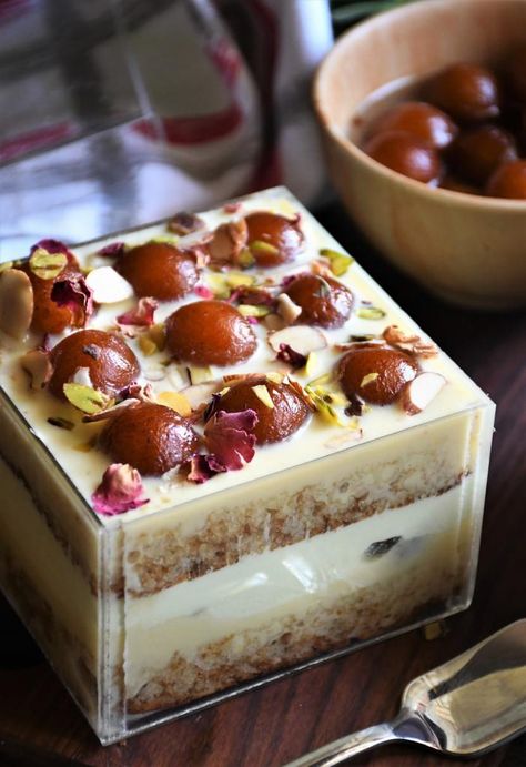 Gulab Jamun Trifle, Rakhi Sweets Ideas, Indian Cake Flavors, Gulab Jamun Tiramisu, Gulab Jamun Desserts, Gulag Jamun Cake, Indian Desserts Recipes, Desert Box Cake, Rabdi Cake