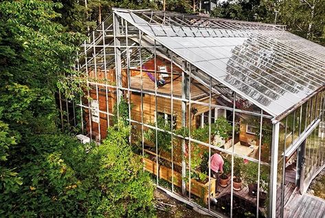 Greenhouse Home House Plans, Living In A Greenhouse, Inside A Greenhouse, Nature House, Earthship Home, Bungalow Renovation, Home Greenhouse, Eco Architecture, House In Nature