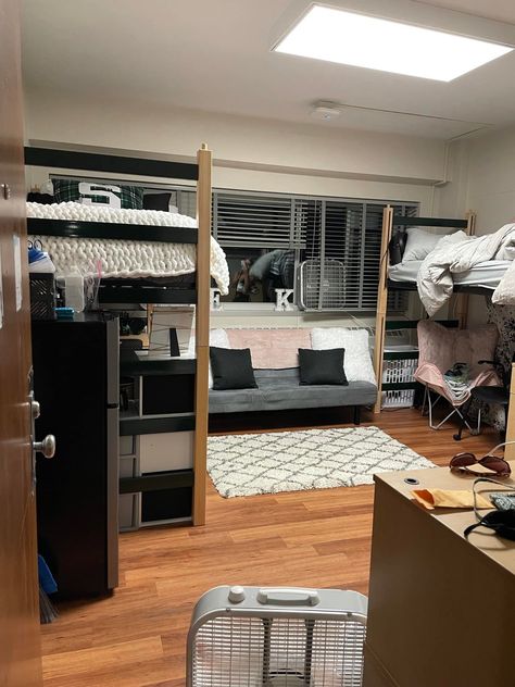 Michigan State Dorm, Dorm Aethstetic, Morgan State University Dorms, Two People Room Ideas, Mega Bed Dorm, Dorm Common Room, Quad Dorm Room Ideas, Big Dorm Room, Michigan State University Dorm