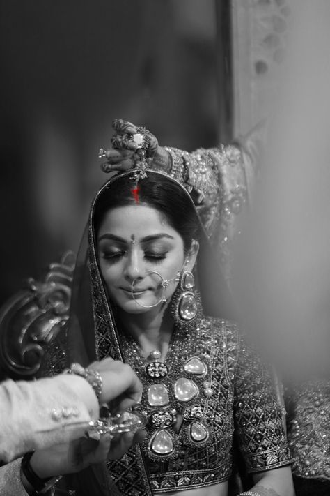 Indian Bride Poses, Indian Bride Photography Poses, Bride Photos Poses, Hindu Wedding Ceremony, Indian Wedding Poses, Delhi Wedding, Indian Wedding Photography Couples, Wedding Portrait Poses, Bridal Photography Poses