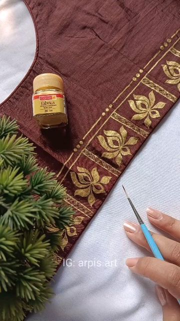 Hand Printing On Fabric, Hand Painted Designs On Fabric, Hand Fabric Painting Designs, Blouse Fabric Design, Fabric Design On Blouse, Fabric Painting Ideas On Blouse, Painting Ideas For Suits, Blouse Fabric Painting Design, Simple Saree Painting Ideas