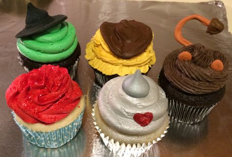 Wizard of Oz cupcakes! The Wizard Of Oz Party Ideas, Wizard Of Oz Food, Wizard Of Oz Cupcakes Ideas, Wizard Of Oz Cupcakes, Wizard Of Oz Dessert Ideas, Wizard Of Oz Themed Desserts, Wizard Of Oz Desserts, Wizard Of Oz Themed Snacks, Wizard Of Oz Cake Ideas