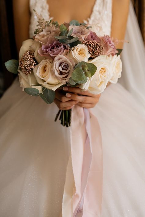 Bride holds beautiful bouquet with roses. Download it for free at freepik.com! #Freepik #freephoto #wedding #floral #flower #love Bride Holding Flowers, Roses And Eucalyptus, Bouquet With Roses, Scenic Train Rides, Holding Flowers, Article Design, Discovery Call, Wedding Floral, Beautiful Bouquet