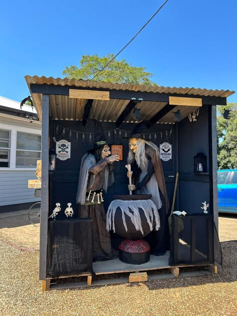 Witch Themed Haunted House, Haunted House Diy Ideas, Halloween Witch Scene, Witch Shack Halloween, Halloween Scenes, Halloween Booth, Voodoo Haunted House Ideas, Swamp Shack Halloween, Halloween Witch’s Lair