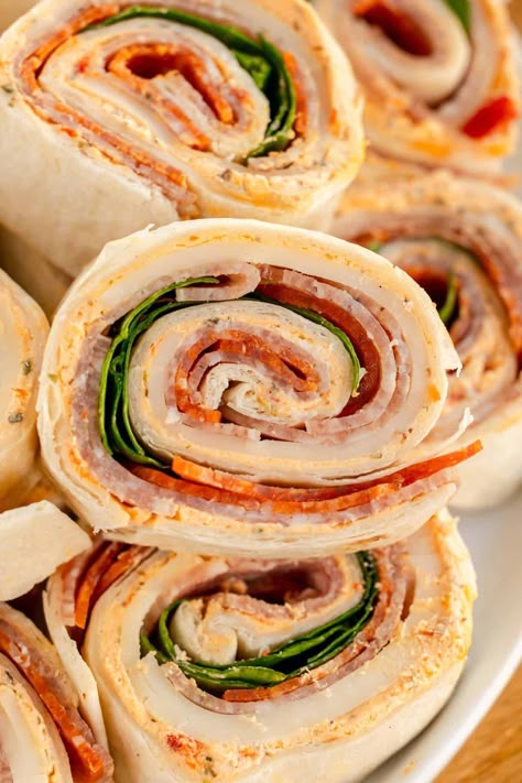 Italian Pinwheels Copycat Costco Pinwheels, Italian Pinwheels Without Cream Cheese, Italian Pinwheels With Cream Cheese, Pinwheel Ideas For Lunch, Spicy Italian Pinwheels, Italian Pinwheel Sandwiches, Christmas Pin Wheel Recipes, The Best Pinwheel Recipes, Lunch Meat Pinwheels