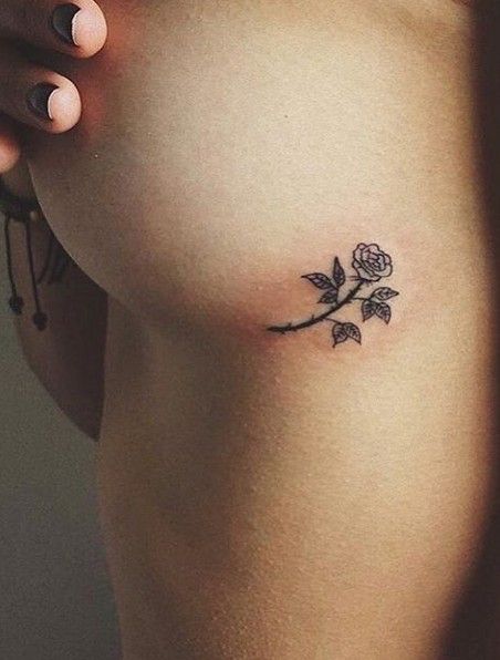 Rose Outline Tattoo, Tiny Tattoos For Women, Hip Tattoos, Small Rose Tattoo, Geniale Tattoos, Tattoos Women, Little Tattoos, Piercing Tattoo, Rose Tattoos