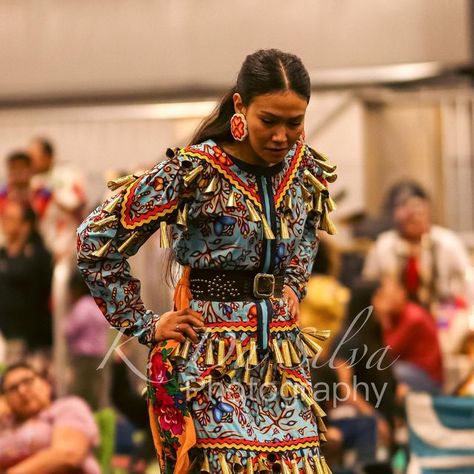 K.D.Photography on Instagram: "Women’s Jingle - Manito Ahbee Festival 2024. . . . #dance #dancer #native #nativeamerican #nativepride #nativeart #aboriginal #firstnations #indigenous #powwow #powwowlife #powwowworldwide #powwowdancer #powwowtrail #powwows #photo #photography #photographer #photooftheday #photogram #photos #photoart #canon #canonphotography #canonphoto #canoncamera #sigma #sigmaart #jingle #jingledress" Jingle Dress Regalia, 2024 Dance, Jingle Dress Dancer, Powwow Dancers, Powwow Outfits, Native American Dress, Jingle Dress, Festival 2024, American Dress